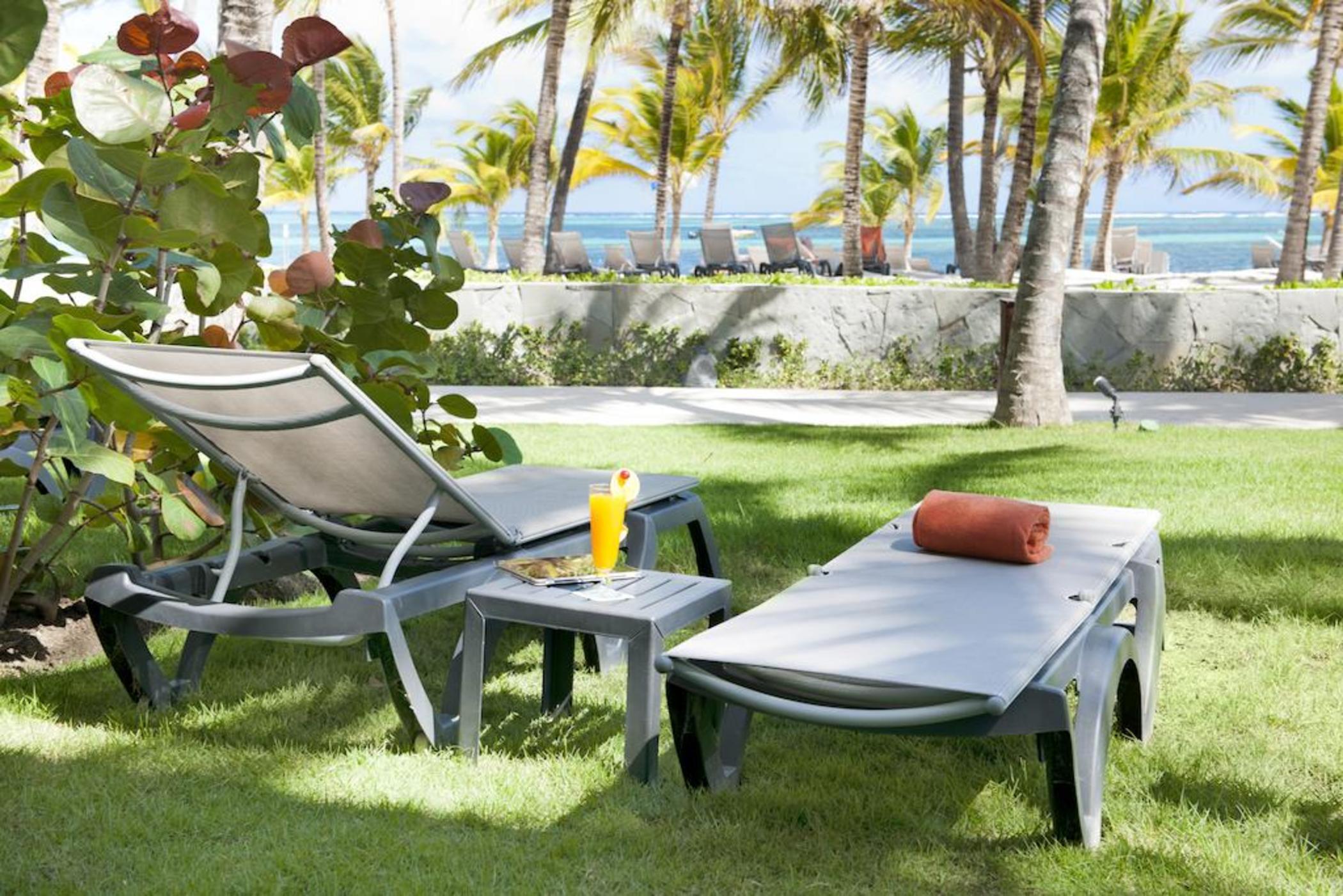 Barcelo Bavaro Beach (Adults Only) Punta Cana Luaran gambar A chaise longue
