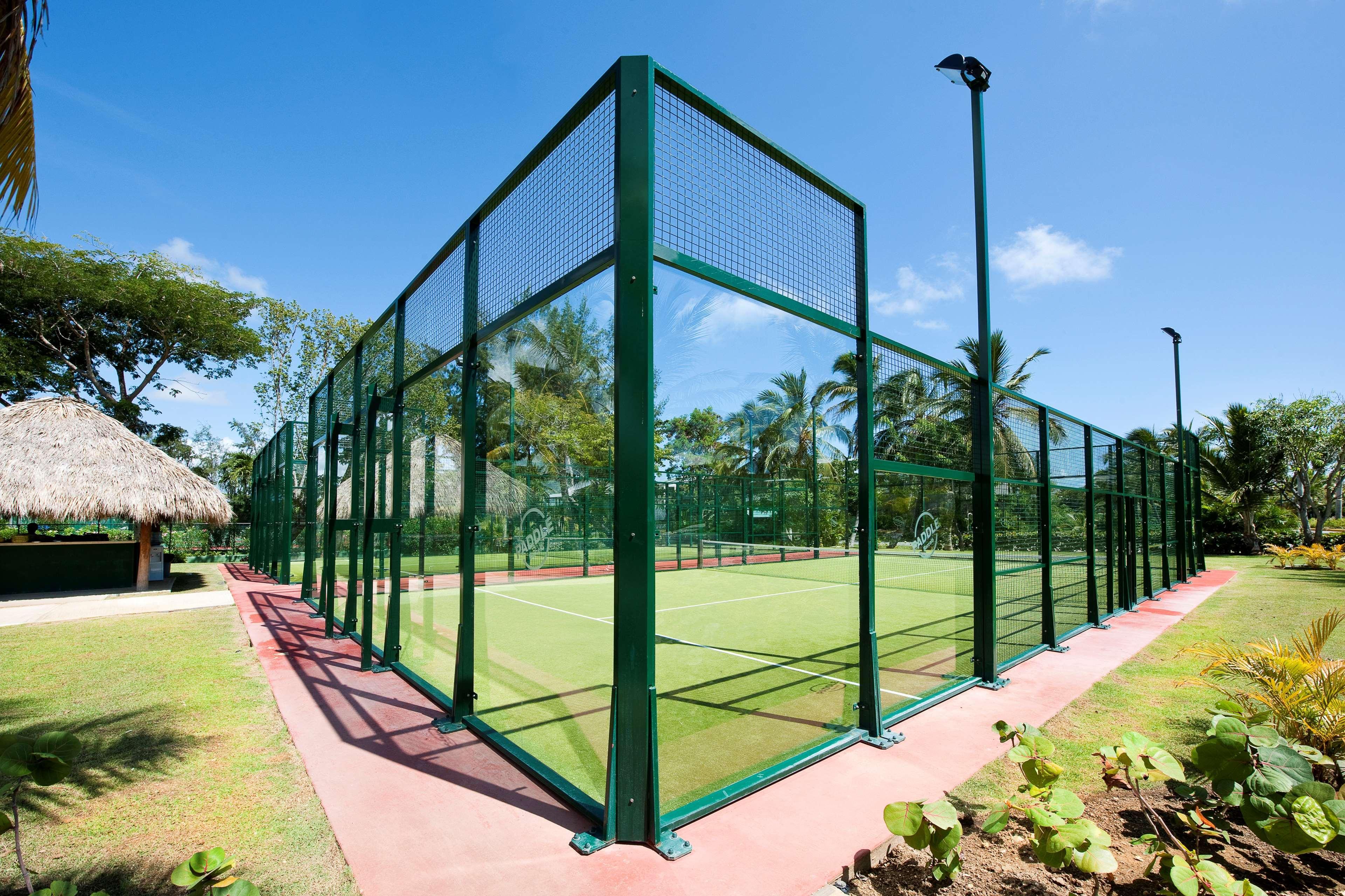 Barcelo Bavaro Beach (Adults Only) Punta Cana Luaran gambar A paddle tennis court