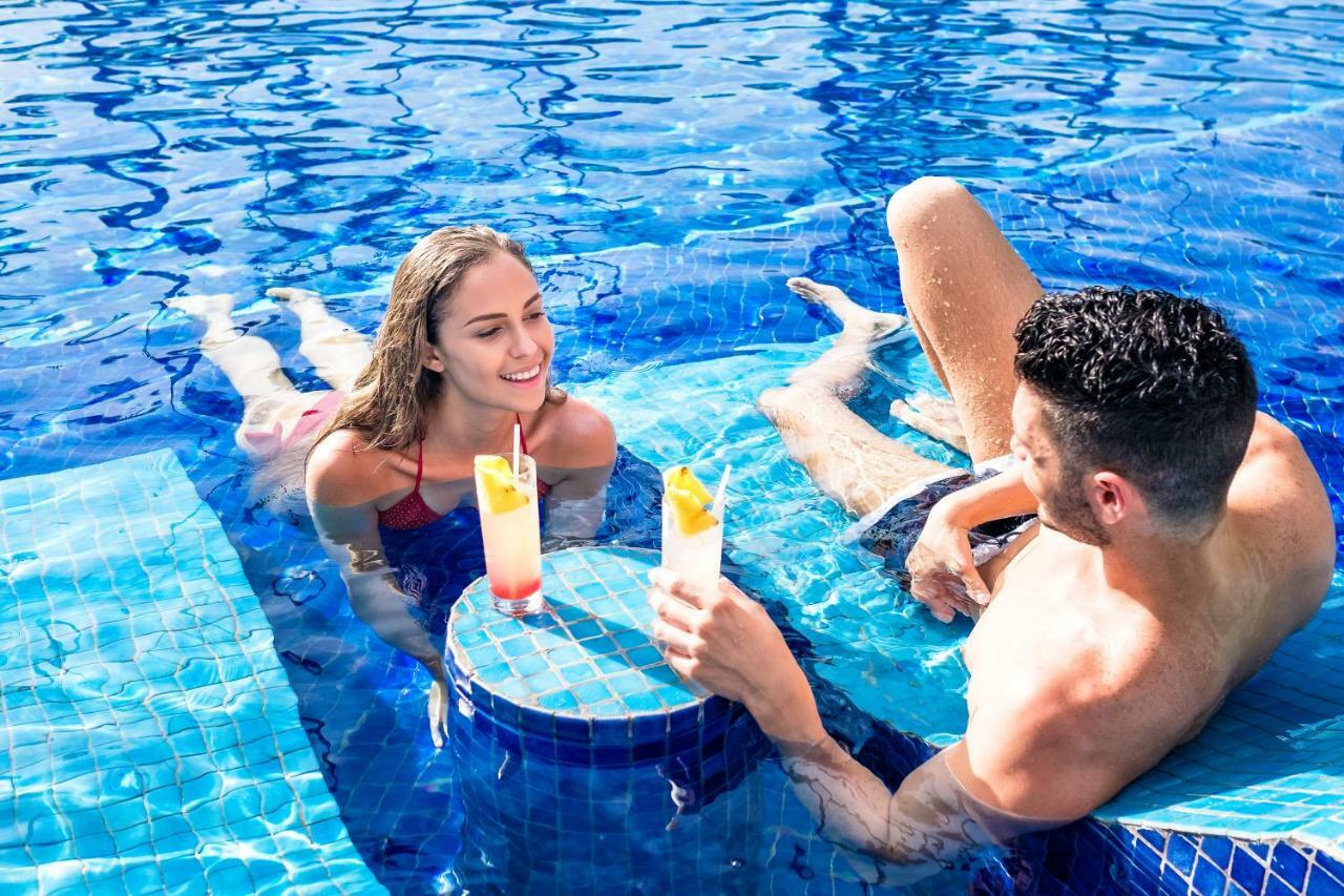 Barcelo Bavaro Beach (Adults Only) Punta Cana Luaran gambar A couple at the pool