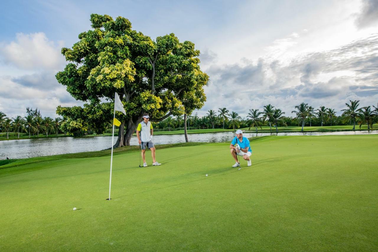 Barcelo Bavaro Beach (Adults Only) Punta Cana Luaran gambar Golfers on the green of the 18th hole at the Ocean Club